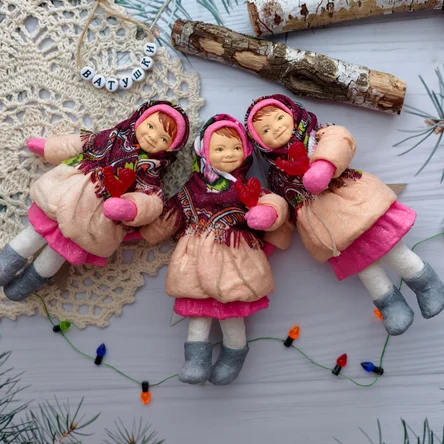 Девочка в платочке с петушком
